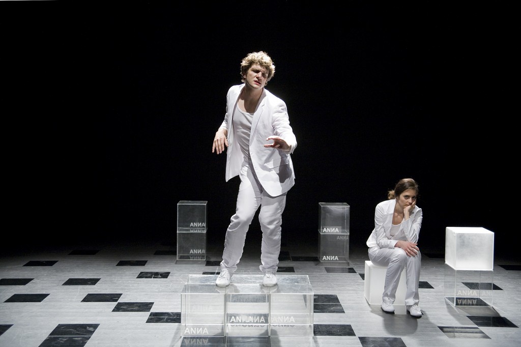 ATTEINTES A SA VIE - un spectacle de Jrme Junod/Cie Les Dbiteurs.  Avec Olivia Csiky-Trnka et Mathieu Ziegler Thtre de l'Usine, Genve, le 11 mai 2010 © Dorothe Thbert Filliger